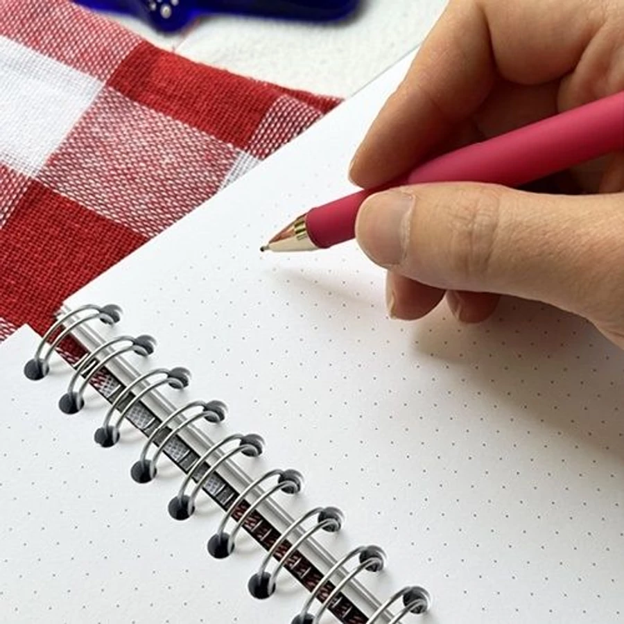 *59013 FÜZET SPIRÁL 17*24 cm Victoria's Journal pontozott, gumírozott