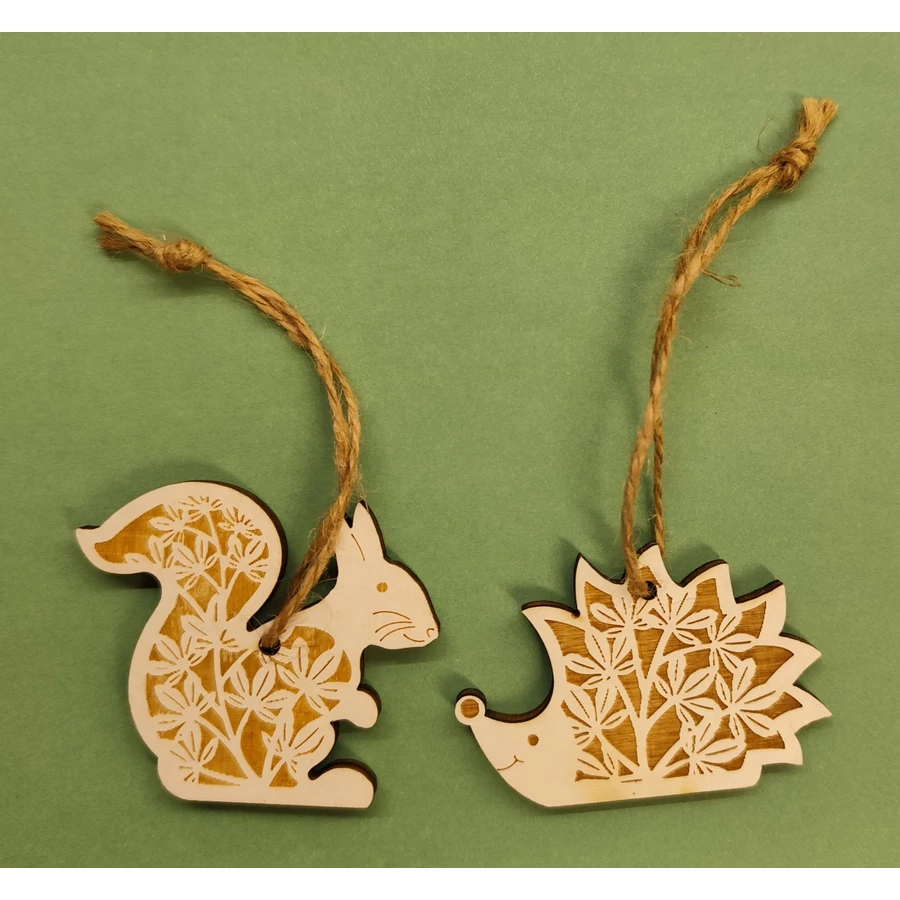 *61727 DEKOR fa öszi díszek mókus, süni natúr/fehér, akasztható
