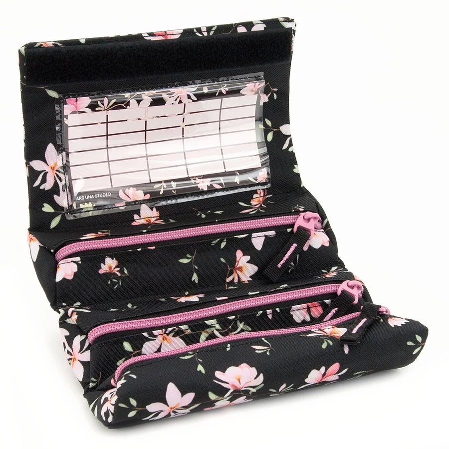 TOLLTARTÓ ARS UNA henger 3 rekeszes feltekerhető, tépőzáras (Flowery black, 55063746)